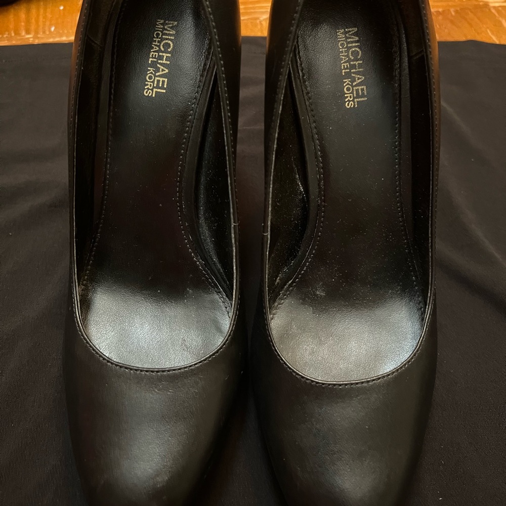 Black Micheal Kors pumps - Picture 2 of 3
